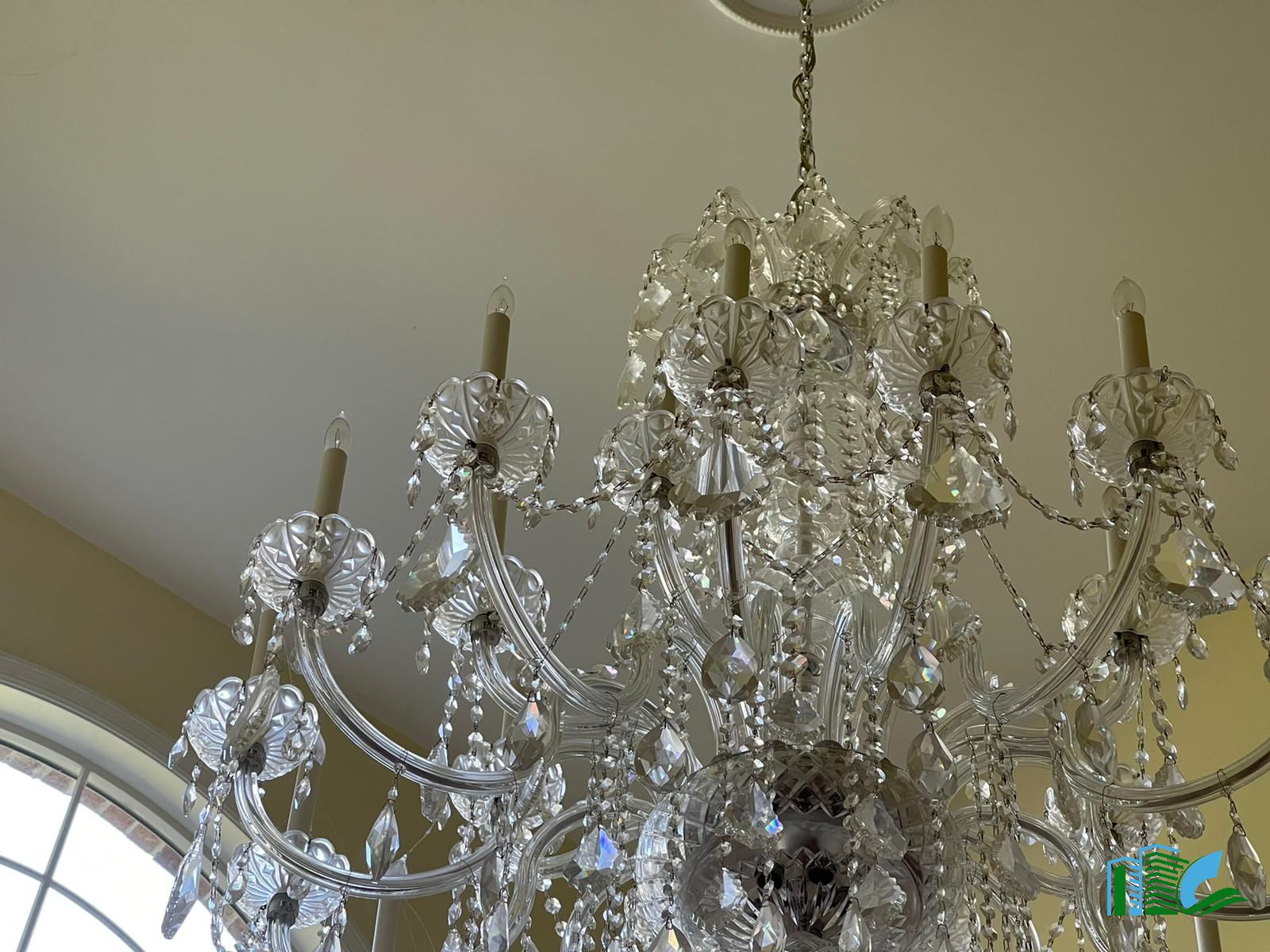 Light fixture cleaning services