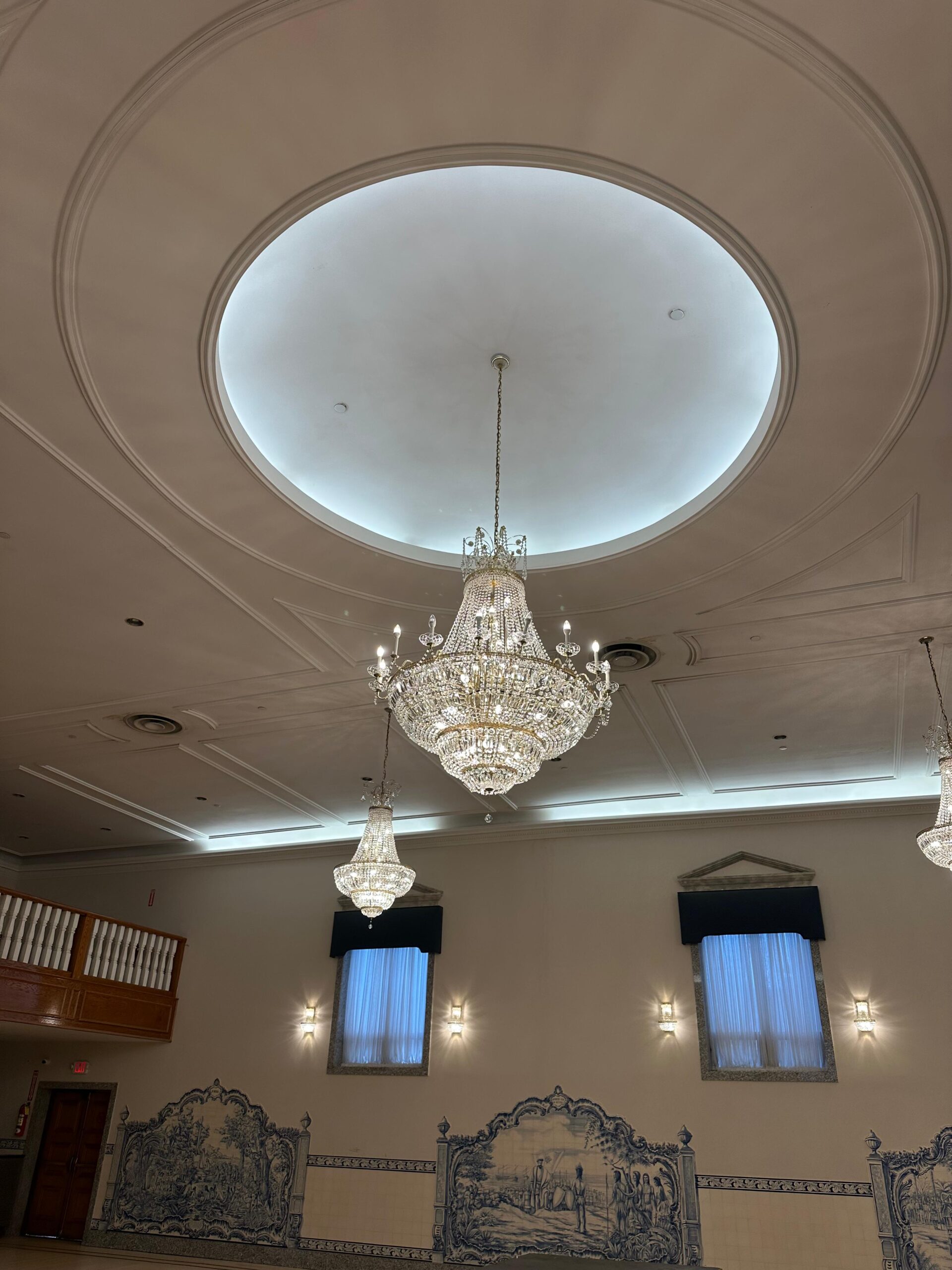 You are currently viewing How Chandelier Cleaning Protects Your Investment and Brightens Your Home